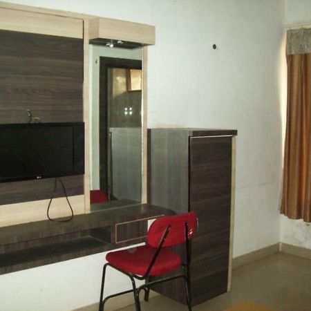 Hotel Mid - Way Inn Gandhinagar Exteriör bild